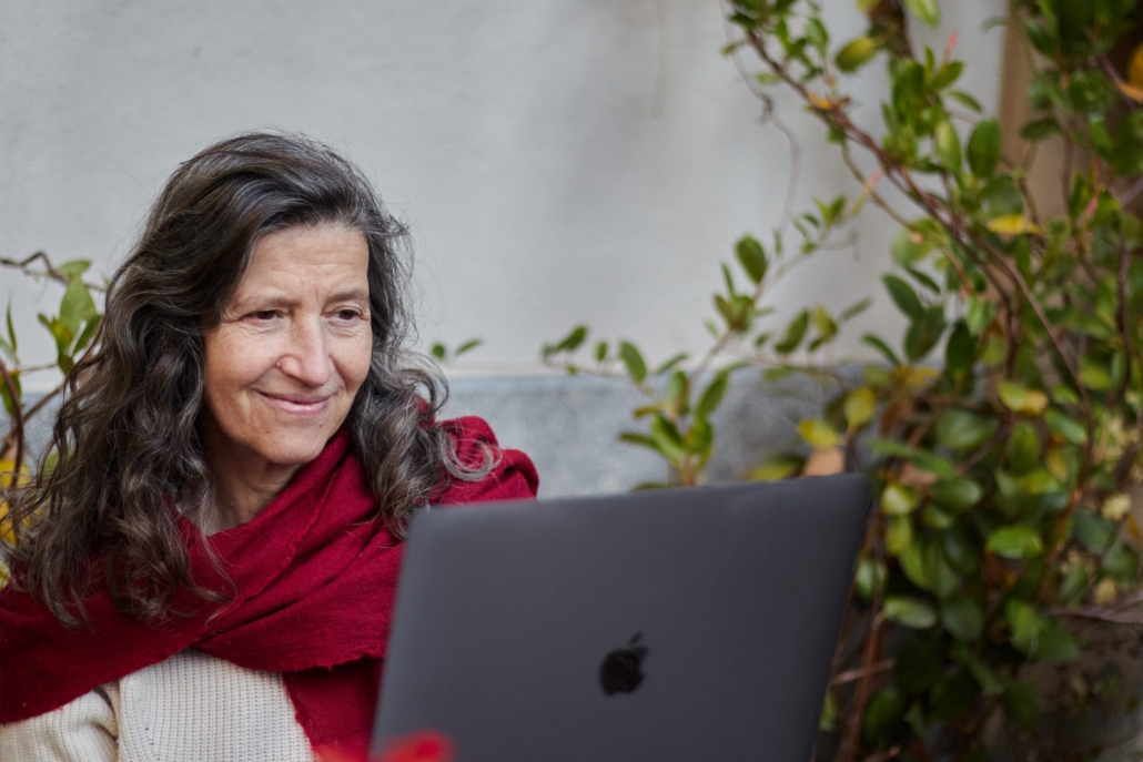Sonia Kliass atendiendo una consulta online por videollamada desde su ordenador