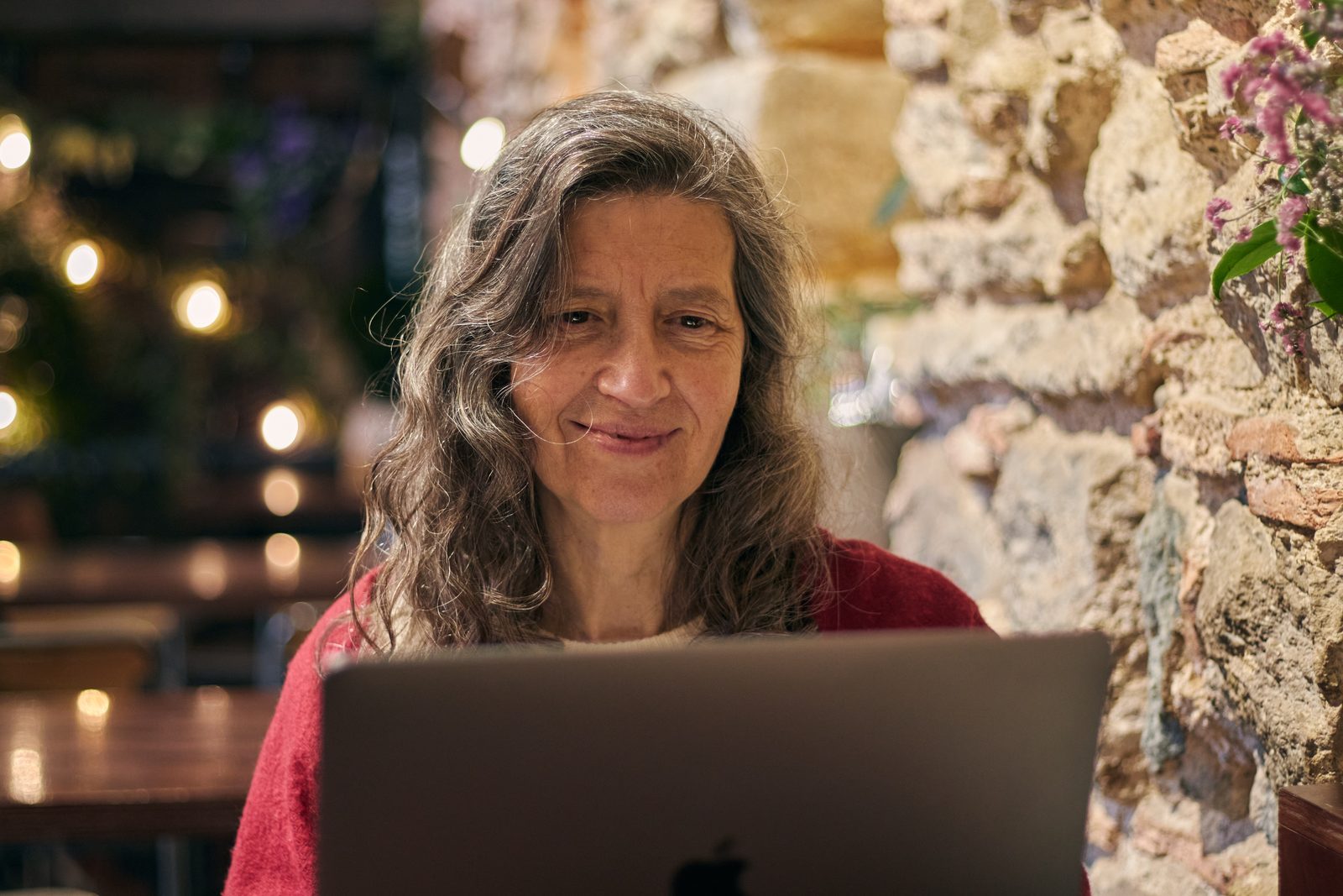 Sonia Kliass trabajando con el ordenador portátil durante una sesión online con una familia